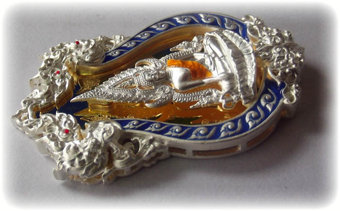 Rian Chalu Pra Putta Chinarat 'Jom Rachan' (Warrior King) edition 2555 BE - Nuea Ngern Long Ya Si Namngern (Solid Silver with Gold Plated Back & Buddha with Blue Enamel) - Wat Pra Sri Radtana Maha Tat