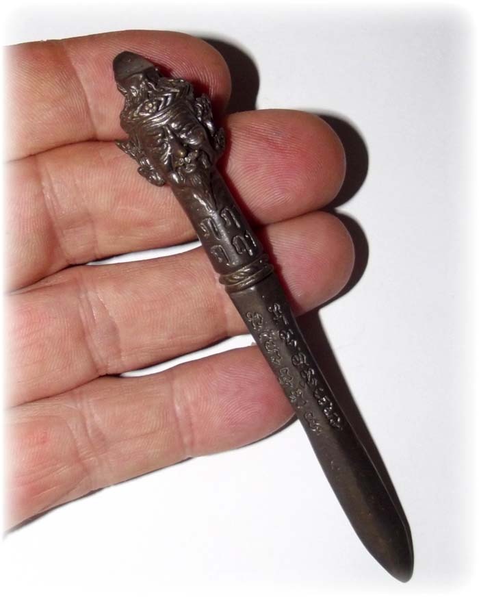 Pra Khan Kroo Gayasit - Kayasiddhi Alchemical Metal Ritual Sceptre-Knife with Ruesi Kroo Deva 10 Cm Long - Dtraimas 2555 BE Edition - Luang Por Dam - Wat Pra Puttabat Radtana Kiree