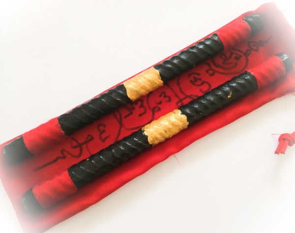 Takrut Maha Jakkapat Dtak Chueak Long Rak Mad Daay Daeng Akom - Kong Grapan Amulet, Red Satin Yant Bag - 9 Inches -  Ajarn Plien - Wat Don Sala