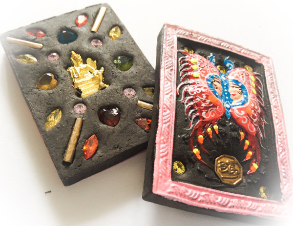 Taep Jamlaeng Butterfly King- Pim Glang Sariga Dong -Pink Frame Sacred Black Sariga &amp; Maha Taep Powders - (1 Golden Brahma Bucha 1 Look Namo Plug+ 4 Silver Takrut and 21 Gems)- Sae Yid 60 Edition