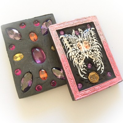 Taep Jamleng Butterfly King- Pim Glang Sariga Dong -Pink Frame Sacred Black Sariga &amp; Maha Taep Powders - (1 Look Namo Plug and Assorted Gems)- Sae Yid 60 Edition