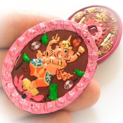Pra Pikanes- Ganesha Elephant Deity- Red Powders Pink Frame - (1 Look Namo Plug+ 2 Silver Takrut + 4 Gems)- Sae Yid 60 Edition