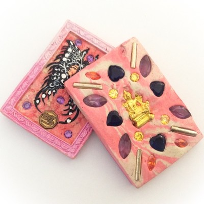 Taep Jamlaeng Butterfly King- Pim Glang - Pink Frame Pink/White Swirl Powders - (1 Golden Brahma Bucha 1 Look Namo Plug + 4 Silver Takrut and 21 Gems) - Sae Yid 60 Edition