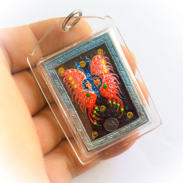 Taep Jamlaeng Butterfly King- Pim Klang - Blue Frame Black Sariga Dong Powders - 1 Trimurti Statuette, 1 Look Namo, 4 Takrut, 22 Gems Kroo Ba Krissana 2557 BE