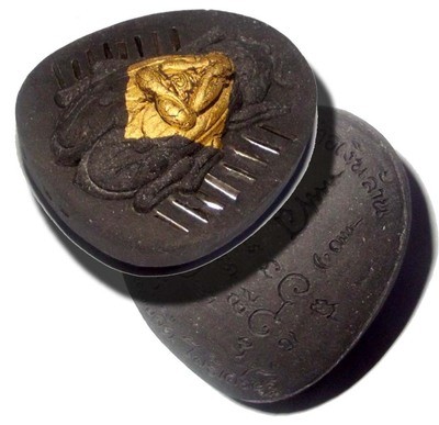 Paya Dto Ngern Larn - Treasure Bee with Pidta - Pong Bai Larn + Bees Nest Powders - 16 Takrut - &#39;Serb San Dtamnan Luang Por Noi&#39; Edition 2555 BE - Luang Por Jerd - Suan Badibat Tam Po Sethee
