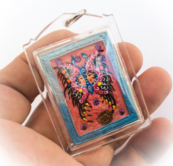 Taep Jamlaeng Butterfly King- Pim Glang - Blue Frame Pink/White Swirl Powders - 1 Trimurti Statuette, 1 Look Namo, 4 Takrut, 22 Gems Kroo Ba Krissana 2557 BE