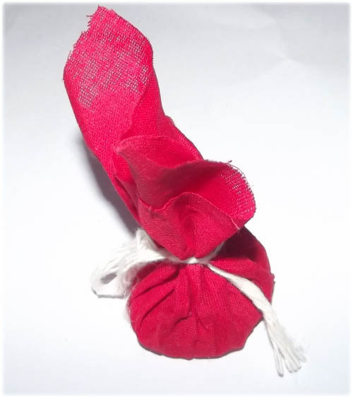 In Koo Bia (Hor Khwan) - Sacred Powder Love Charm wrapped in Yantra Cloth with Krang Putsa Paste - Pra Ajarn Dtecharangsri - Wat San Makiang In Koo Bia (Hor Khwan) - Sacred Powder Love Charm wrapped in Yantra Cloth with Krang Putsa Paste - Pra Ajarn Dtecharangsri - Wat San Makiang