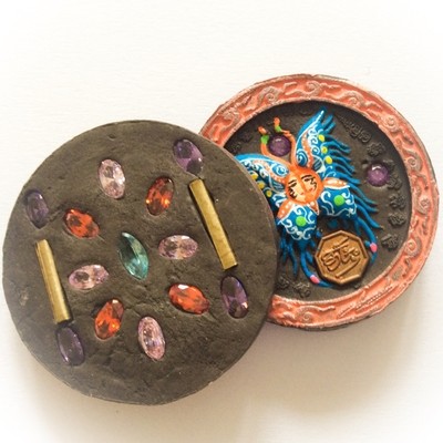 Taep Pamorn Jantr Loi Maha Pokasap Sariga Dong- Butterfly King Floating Moon in Red Frame with Black Sariga Dong Powders - (1 Look Namo Plug+ 2 Silver Takrut + 16 Gems)- Sae Yid 60 Edition
