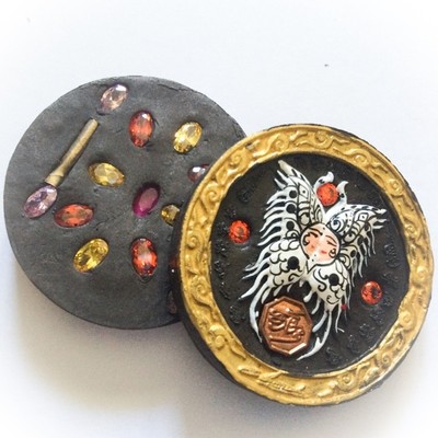 Taep Pamorn Jantr Loi Maha Pokasap - Butterfly King Floating Moon in Gold Frame with Black Sariga Dong Powders - (1 Look Namo Plug+ 2 Silver Takrut + 16 Gems) Sae Yid 60 Edition Free Casing