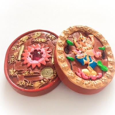 Pra Pikanes- Ganesha Elephant Deity- Red Powders - (1 Look Namo Plug+ 2 Silver Takrut + 4 Gems)- Sae Yid 60 Edition