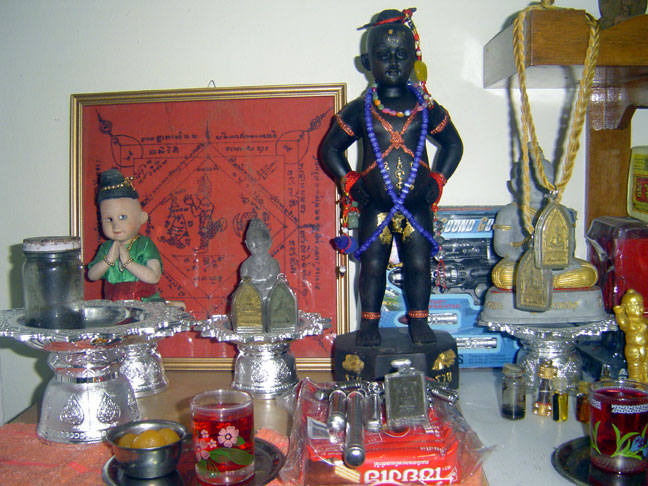 you can place the amulet (if encased or not) on a 'Pan Kroo' tray as an abode for the Kumarn on the altar.
