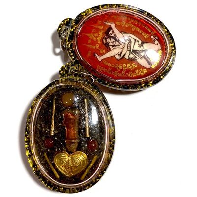 Locket in Koo Chay-Hying Sakot Gaam Liam Nam Man Sanaeh Ongk Kroo 4 Takrut 3 Ploi Sek Na Ok Dtaek &amp; Palad Khik Inserts 2561 BE - Ajarn Ton Rak