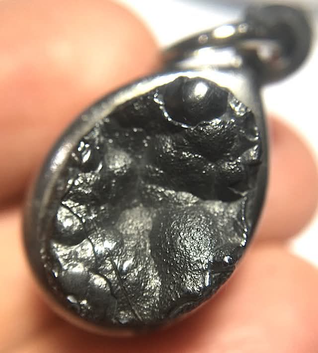Rae Koh Larn (Lek Lai related Elemental from Koh Larn island) 2 x 1.5 x 1.3 Cm - good health and wealth increasing amulet