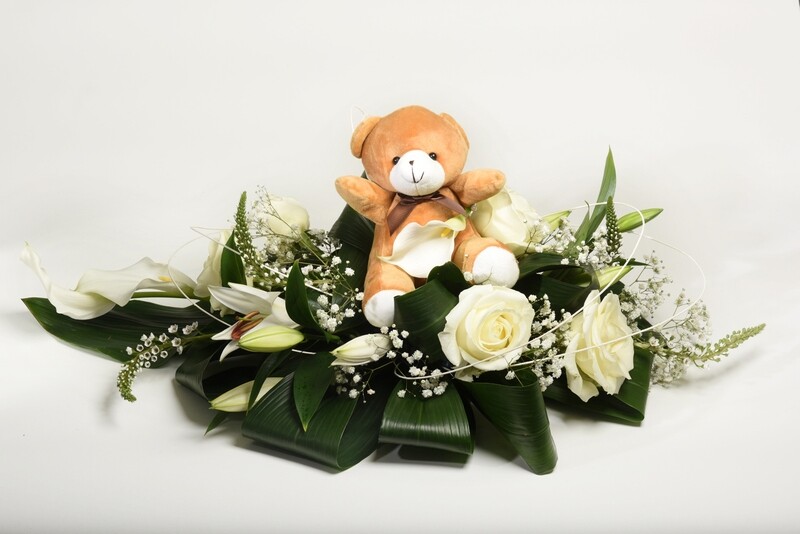 bloemstuk met witte bloemen en beertje