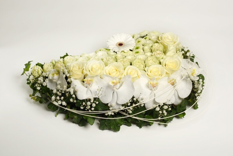 druppelvorm met witte rozen en orchideeën ong. 35 cm lang afgewerkt met klimopblaadjes.