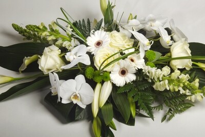 bloemstuk wit en orchideeën