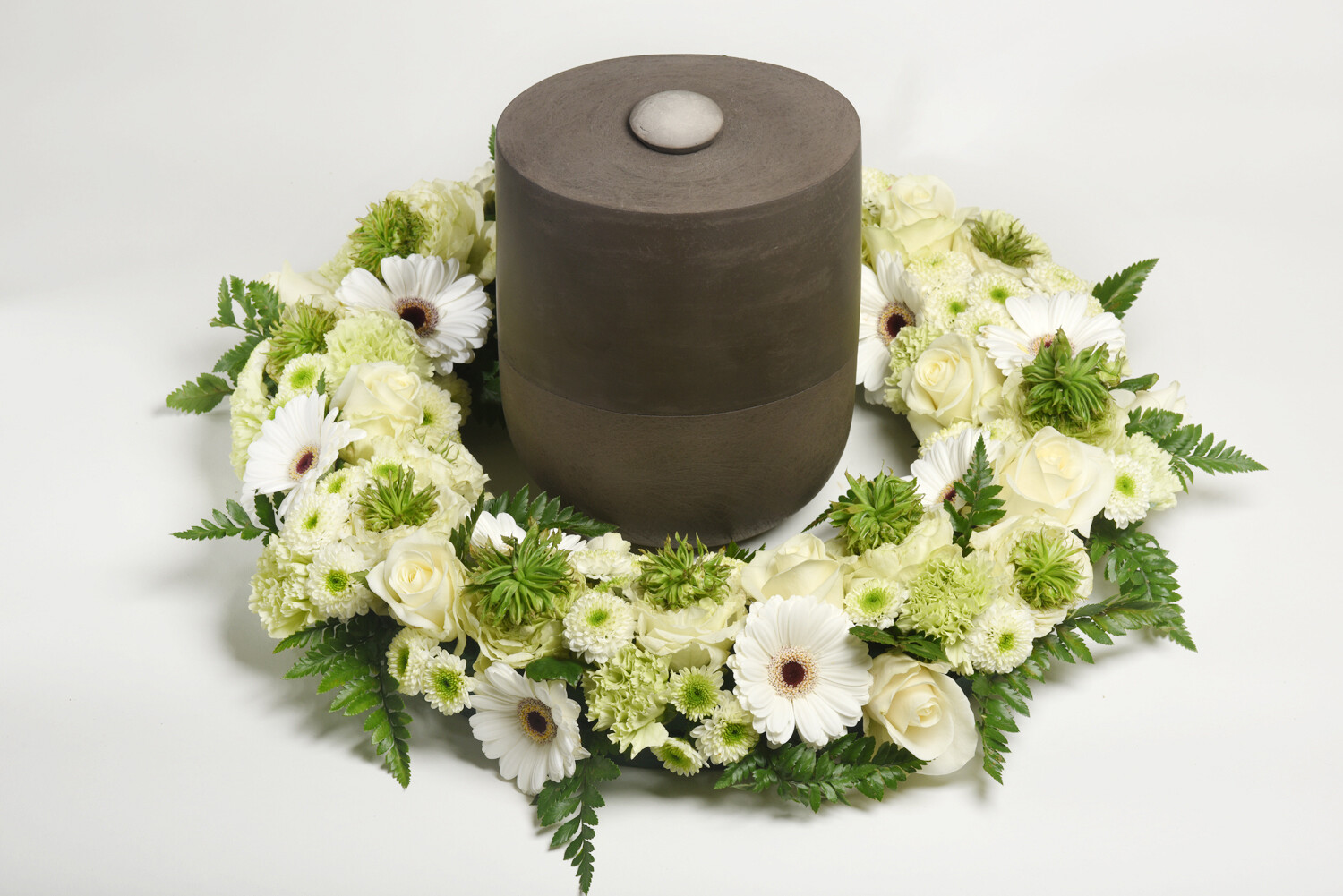 Grote krans met witte bloemen en groen dia. 45-50 cm