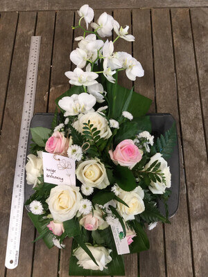 Grafstuk Met Witte Orchideeen,witte En Roze Rozen