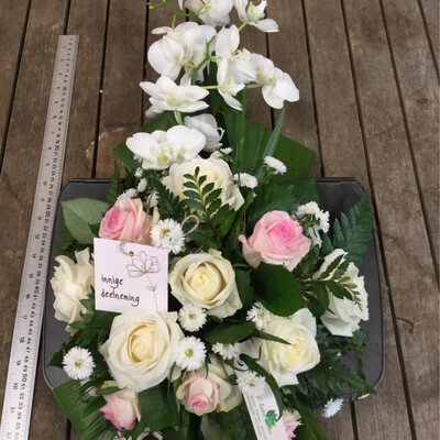 Grafstuk Met Witte Orchideeen,witte En Roze Rozen