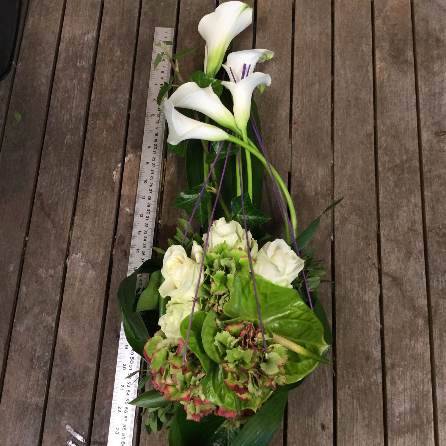 Langwerpig Bloemstuk Met Witte Calla, Witte Rozen, Hydrangea En Groene Anthurium