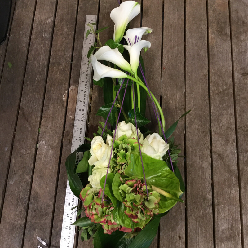 Langwerpig Bloemstuk Met Witte Calla, Witte Rozen, Hydrangea En Groene Anthurium