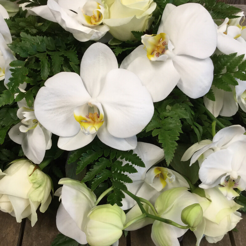 Bloemstuk Met Orchidee En Witte Rozen