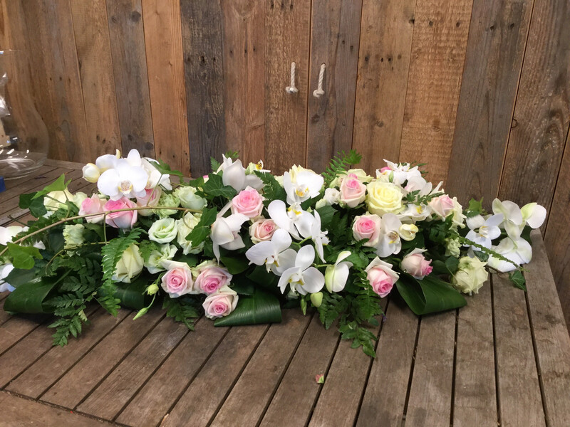 Lang Bloemstuk Met Roze En Witte Rozen, Orchideeen En Klimop