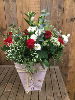 Boeket Rode Rozen En Witte Bloemen. In Geschenkdoos