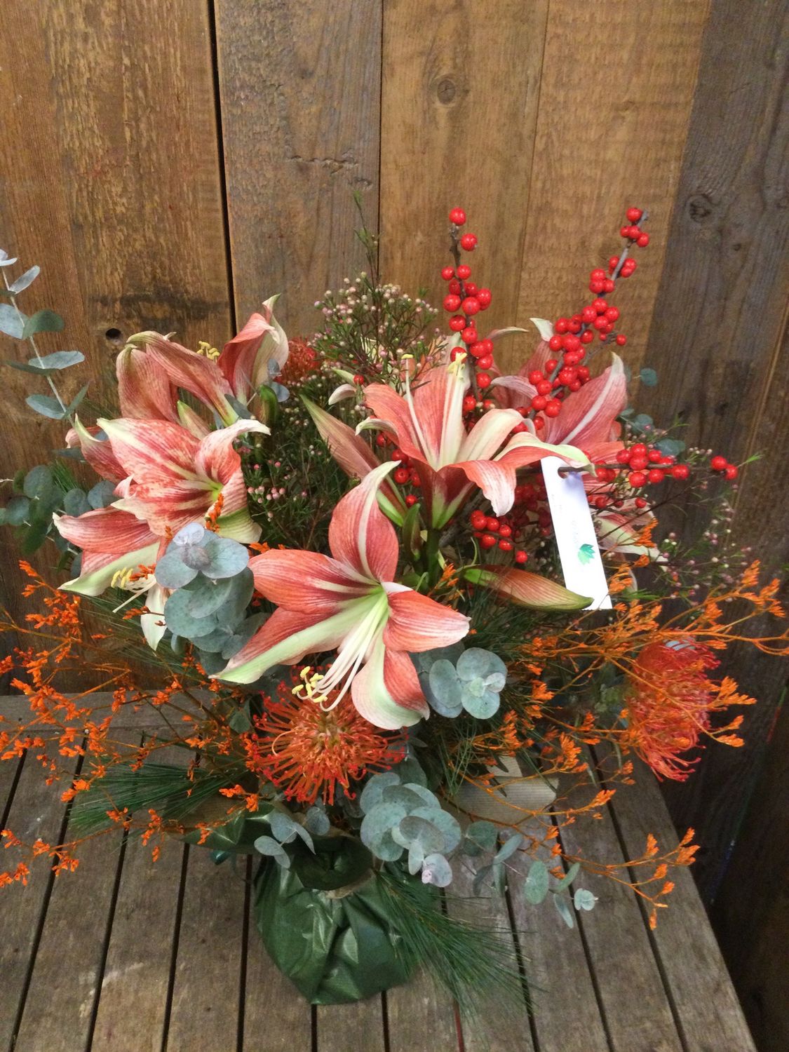 Kerstboeket, amaryllis en ilexbes oranje/rood