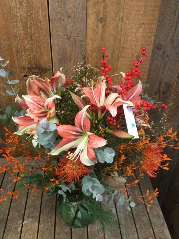 Kerstboeket, amaryllis en ilexbes oranje/rood