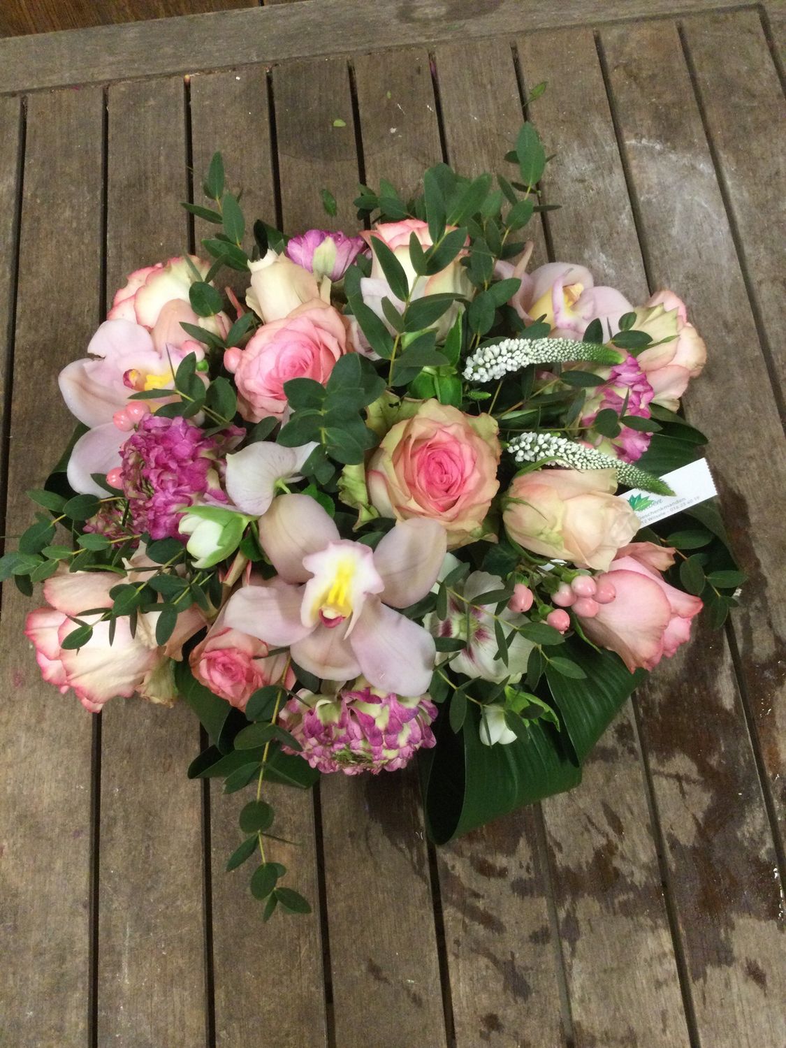 Rond bloemstuk met roze tinten