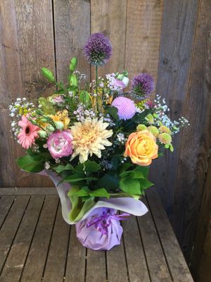 Boeket veldbloemen stijl oranje en roze tinten