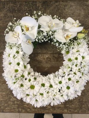 Krans wit orchideeen
