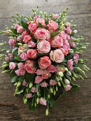 bloemstuk met roze rozen en lysianthus ong. 80cm lang