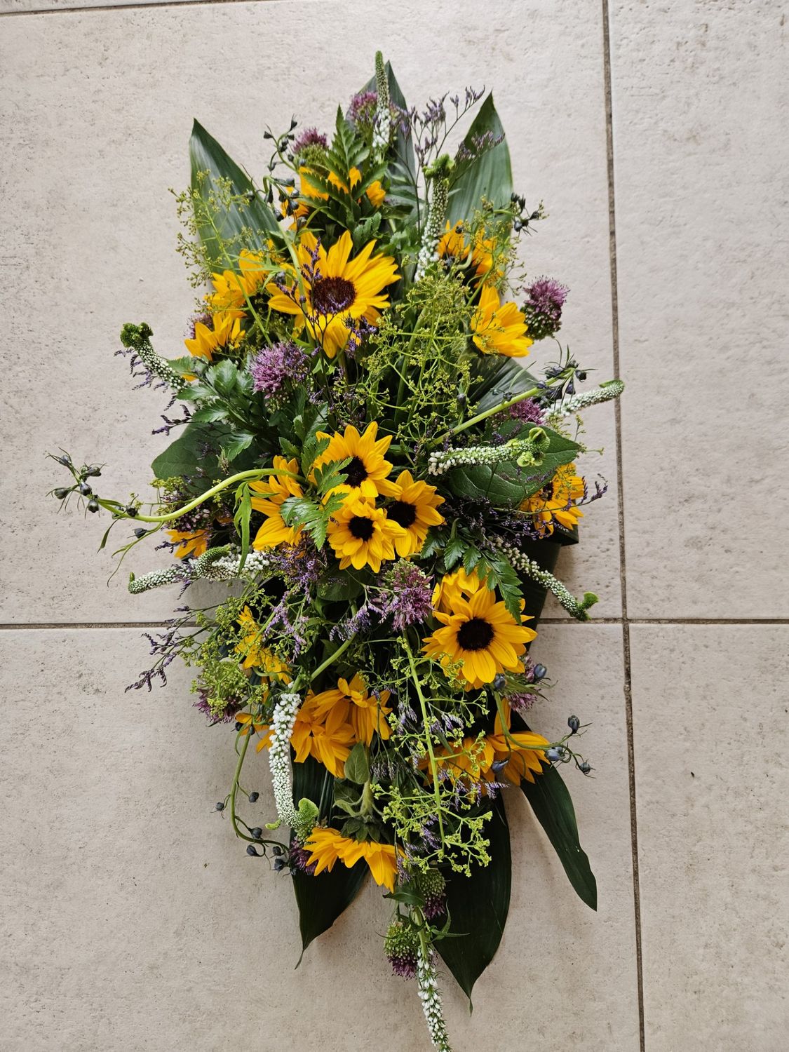 bloemstuk met zonnebloemen