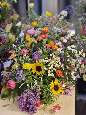 kiststuk over heel de kist veldbloemen