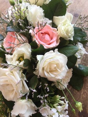 Klein grafstuk met roze en witte rozen