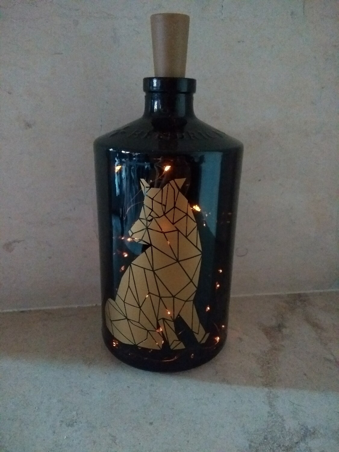 Donkere rechte fles met motief goud en ledlichtjes