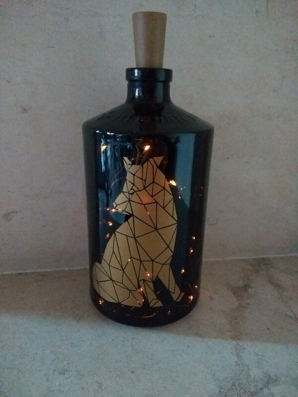 Donkere rechte fles met motief goud en ledlichtjes
