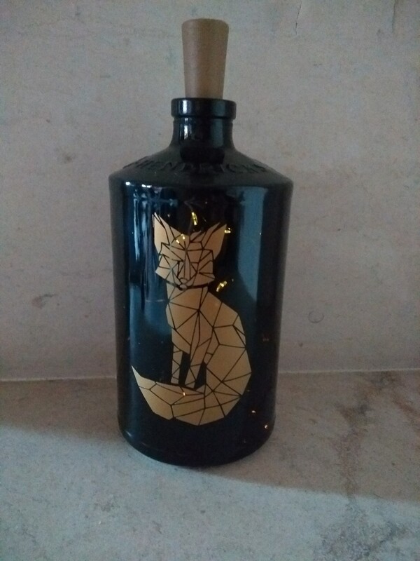 Donkere rechte fles met motief goud en ledlichtjes