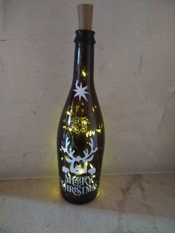 Donkere fles met motief, tekst en ledlichtjes