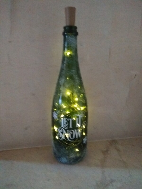 Donkere fles met tekst en ledlichtjes