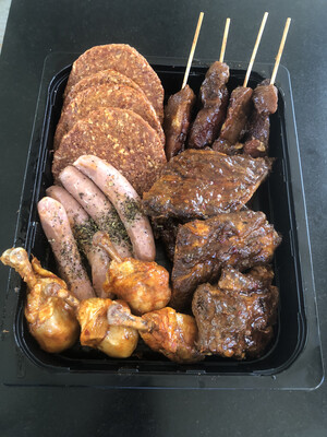 BBQ Five  € 8,95  hamburger, saté, drumstick, spare rib en worstje