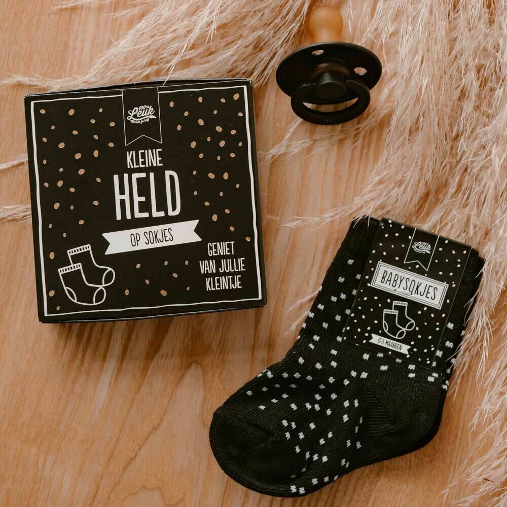100%Leuk - Baby – Kleine held op sokjes