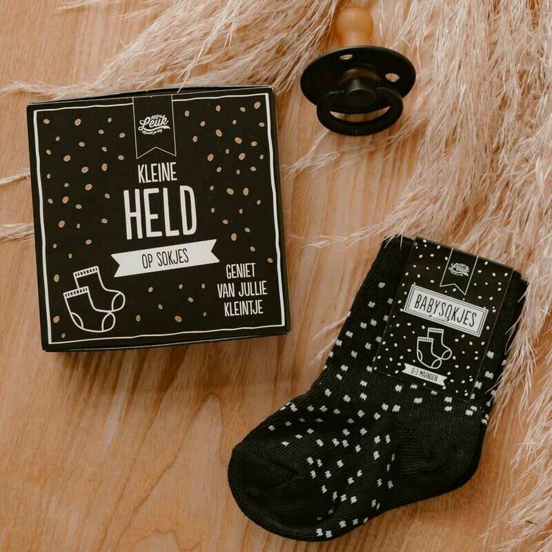 100%Leuk - Baby – Kleine held op sokjes