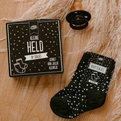 100%Leuk - Baby – Kleine held op sokjes