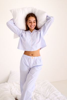 Woody x Kirilove – Damespyjama / Tienerpyjama – Blauw Gestreept met Rode Details – Limited Edition Capsulecollectie