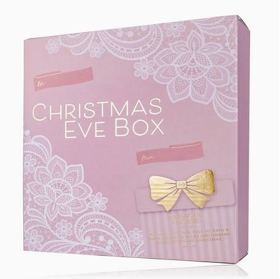 Kerst - Geschendoos -  ROMANTISCHE DROMEN voor een ontspannen avond voor Kerstmis, incl. 200ml schuimbad, 60g badzout, geurkaars, 15g net-spons, deurhanger, geur: Theeroos & Fluweel Kerst - Geschendoos -  ROMANTISCHE DROMEN voor een ontspannen avond voor Kerstmis, incl. 200ml schuimbad, 60g badzout, geurkaars, 15g net-spons, deurhanger, geur: Theeroos & Fluweel