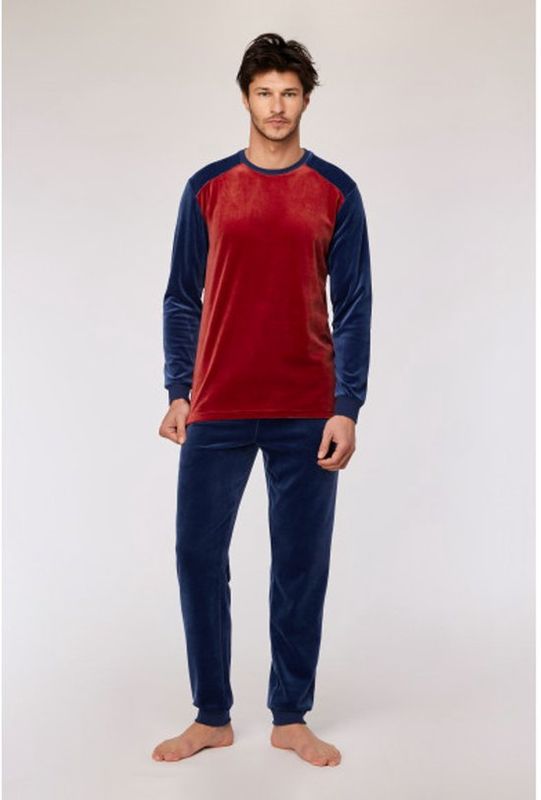 Donkerrode pyjama in velours met blauwe mouwen en broek