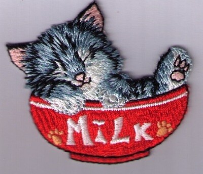 Applicatie kat in melkkom